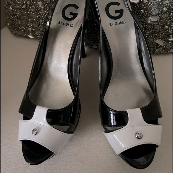 GUESS - Picture 1 of 3